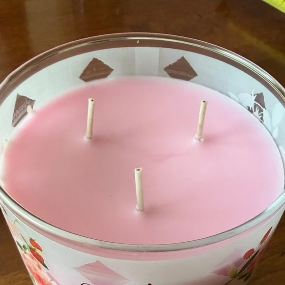 Bath & Body Works Gingham Gorgeous Candle - Pink and White - Picture 3 of 8